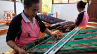 Insan Bumi Mandiri dan ASEAN Foundation Berdayakan Penenun di Alor NTT